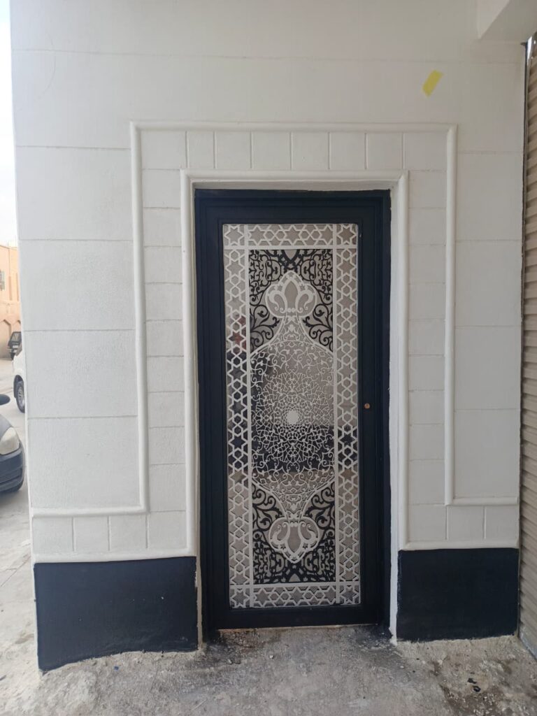 معلم صباغ أبواب بنجران